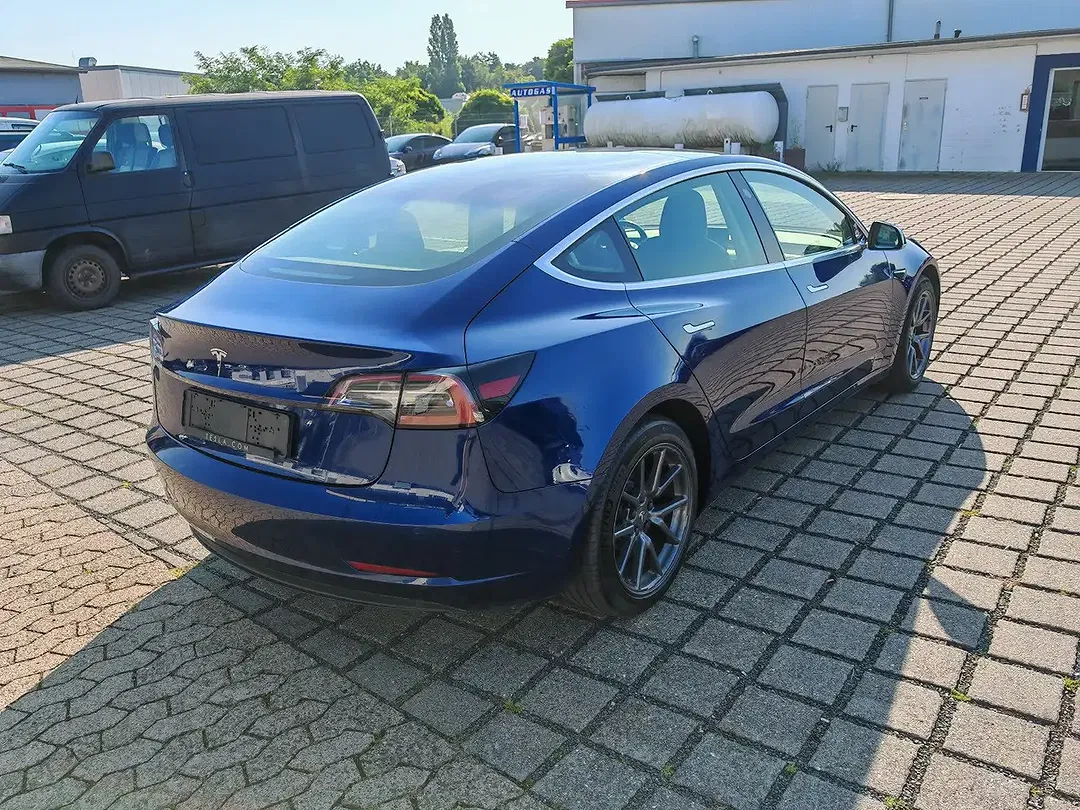 Tesla Model 3 - Thumbnail 11
