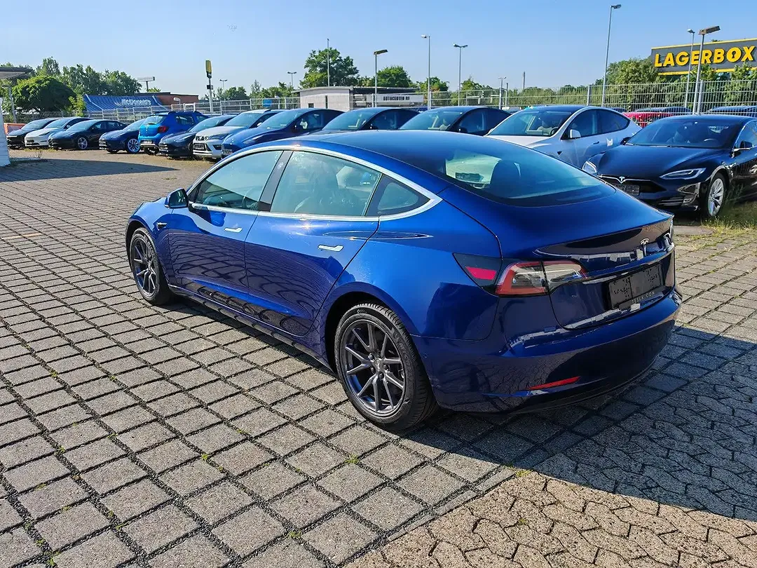 Tesla Model 3 - Thumbnail 13