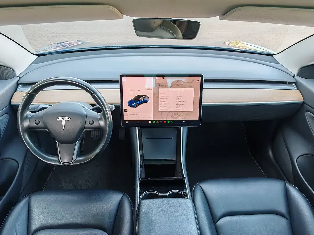Tesla Model 3 - Thumbnail 3