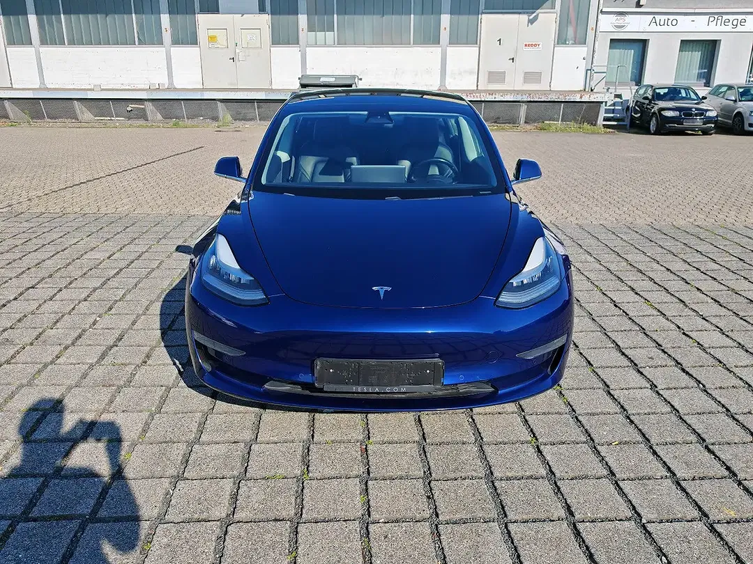 Tesla Model 3 - Thumbnail 9