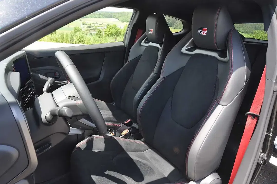 Toyota Yaris - Thumbnail 9