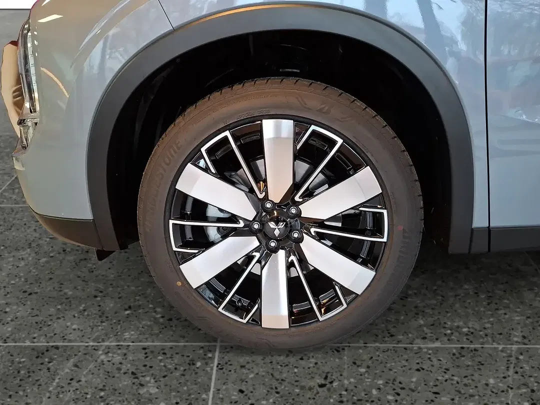 Mitsubishi Outlander - Thumbnail 15