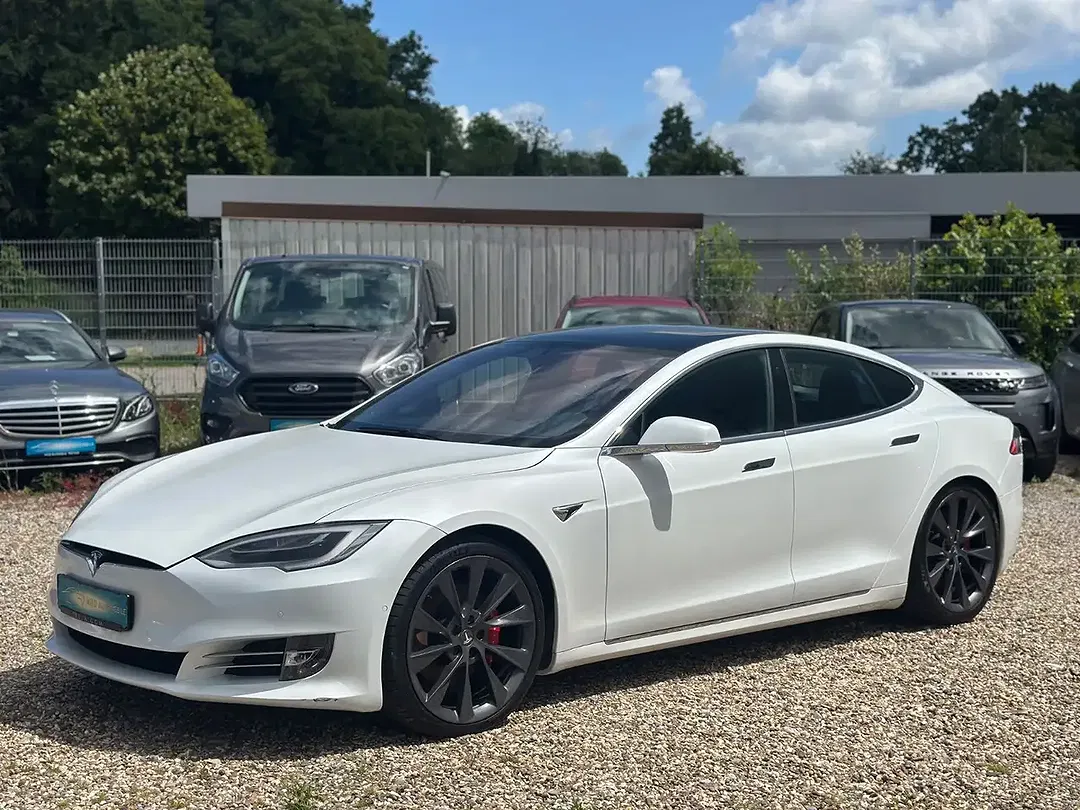 Tesla Model S - Thumbnail 1
