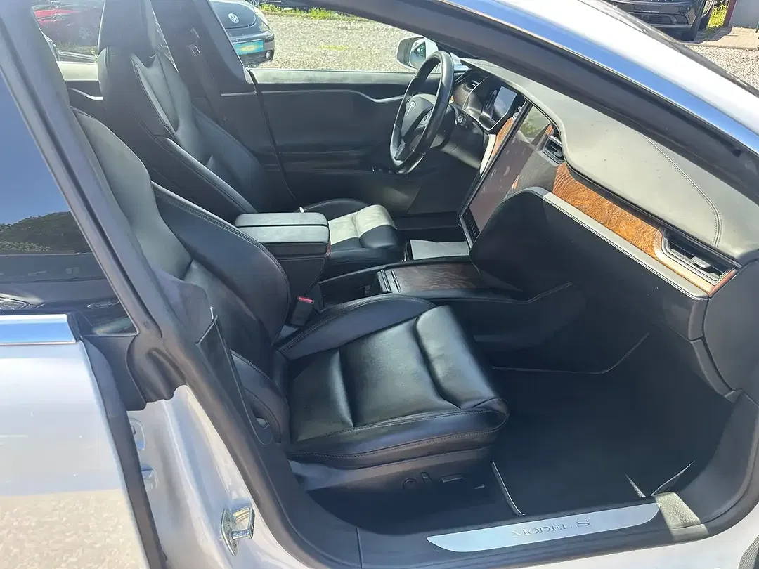 Tesla Model S - Thumbnail 10