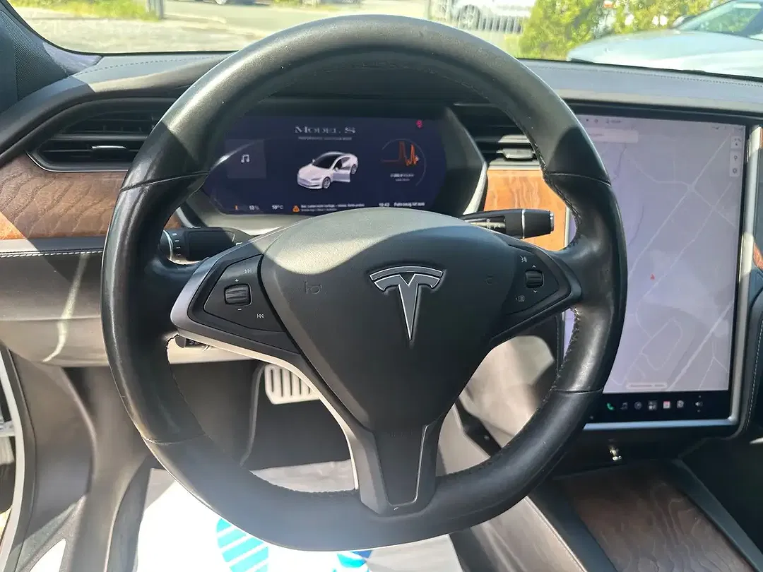 Tesla Model S - Thumbnail 11