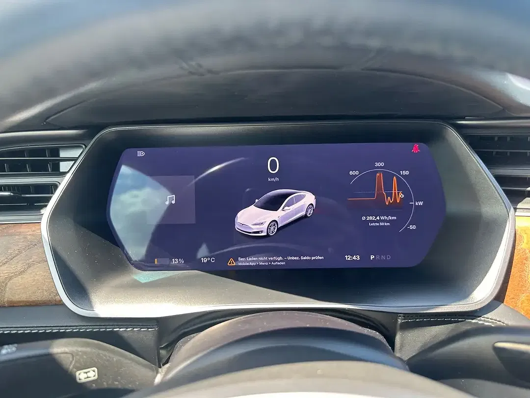 Tesla Model S - Thumbnail 12