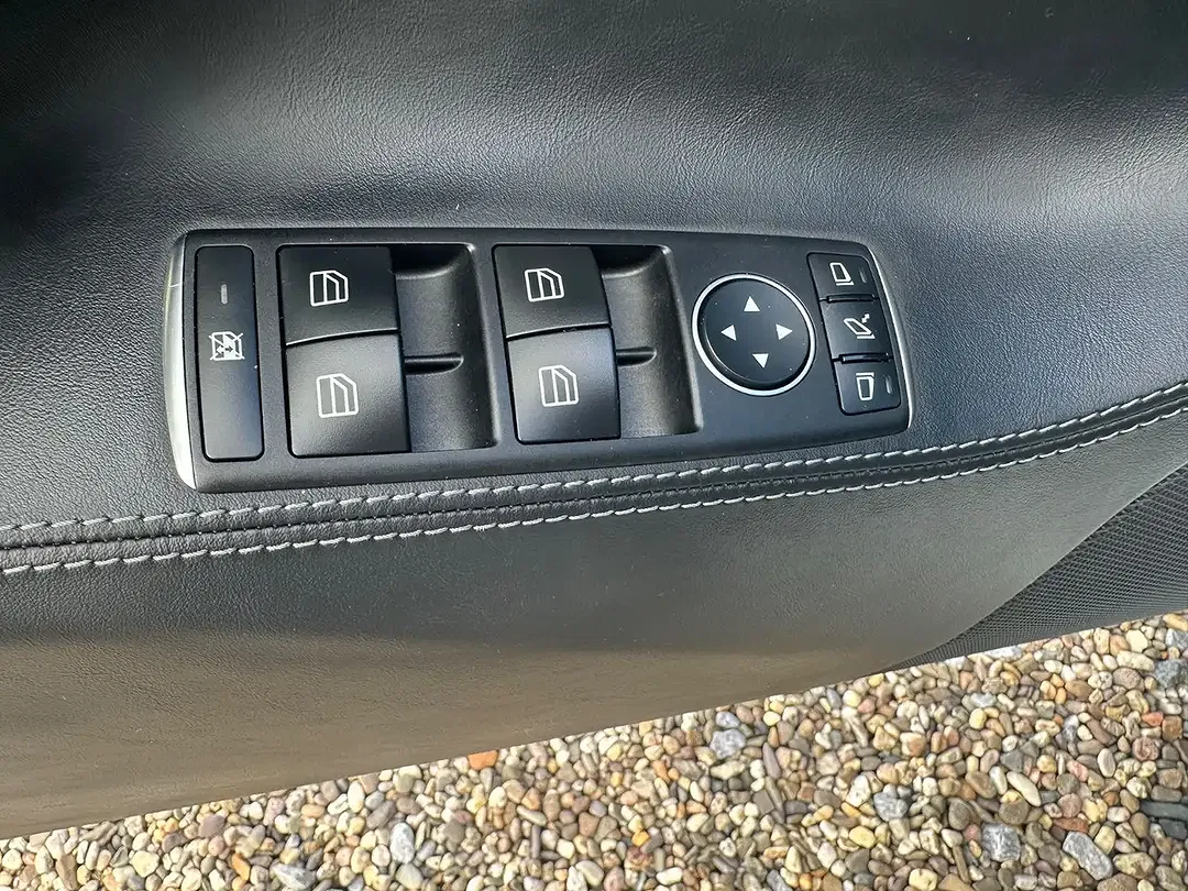 Tesla Model S - Thumbnail 15