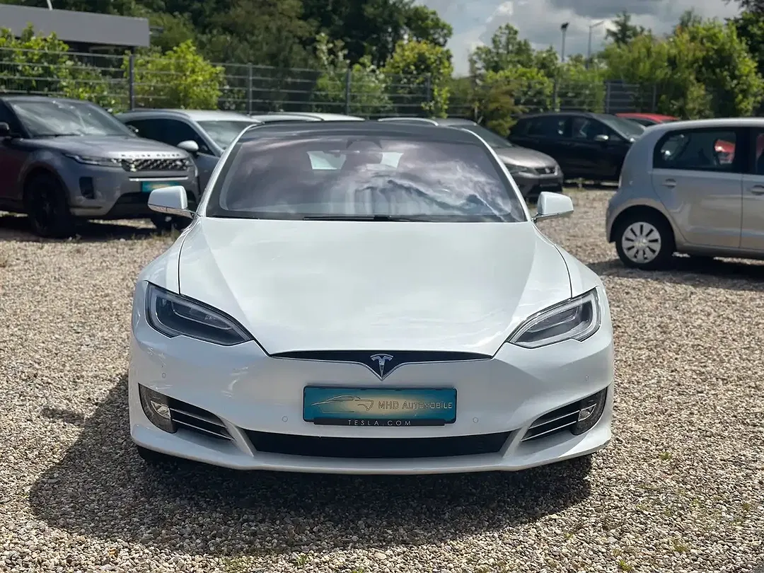 Tesla Model S - Thumbnail 2