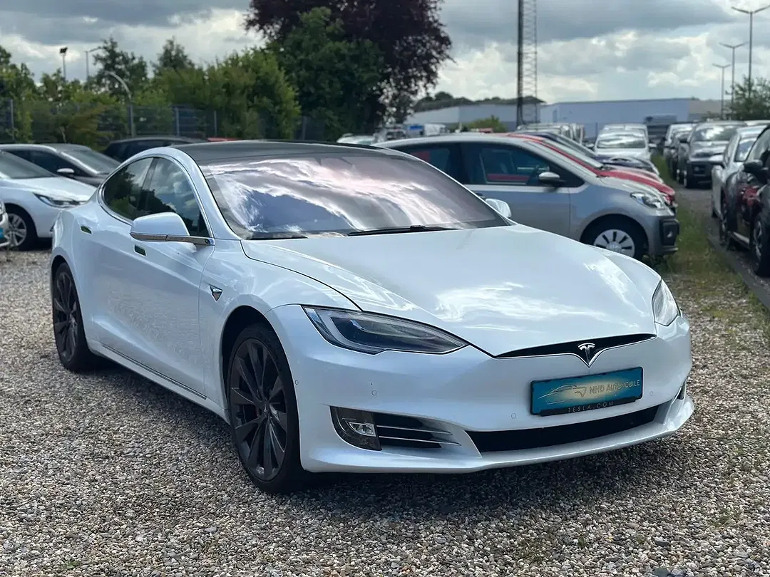 Tesla Model S - Thumbnail 3