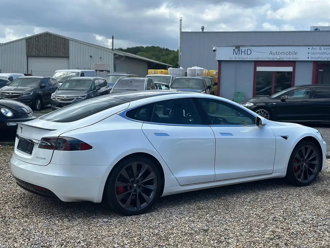 Tesla Model S - Thumbnail 4