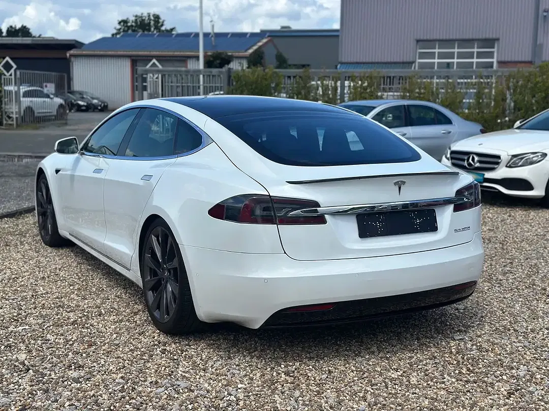 Tesla Model S - Thumbnail 5