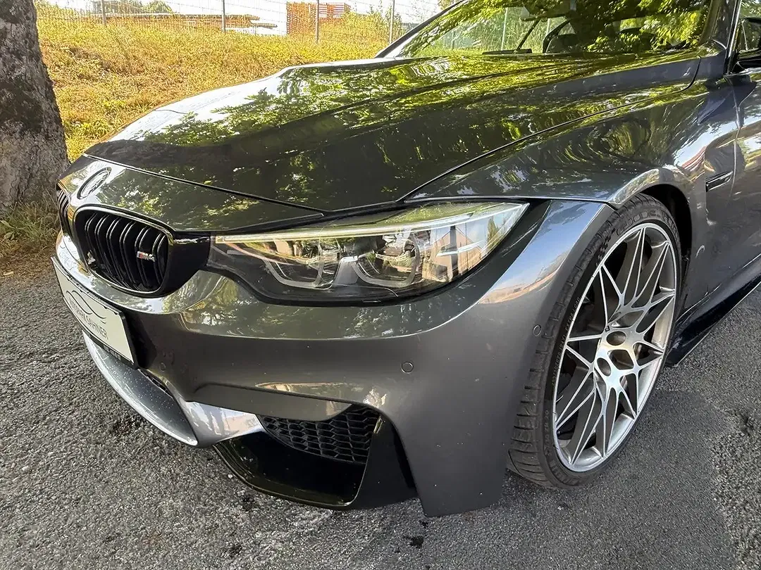 BMW M4 - Thumbnail 3