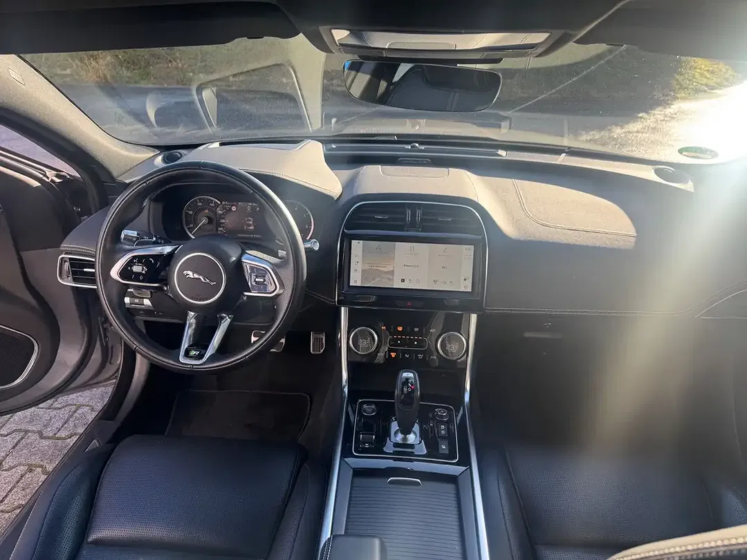 Jaguar XE - Thumbnail 15