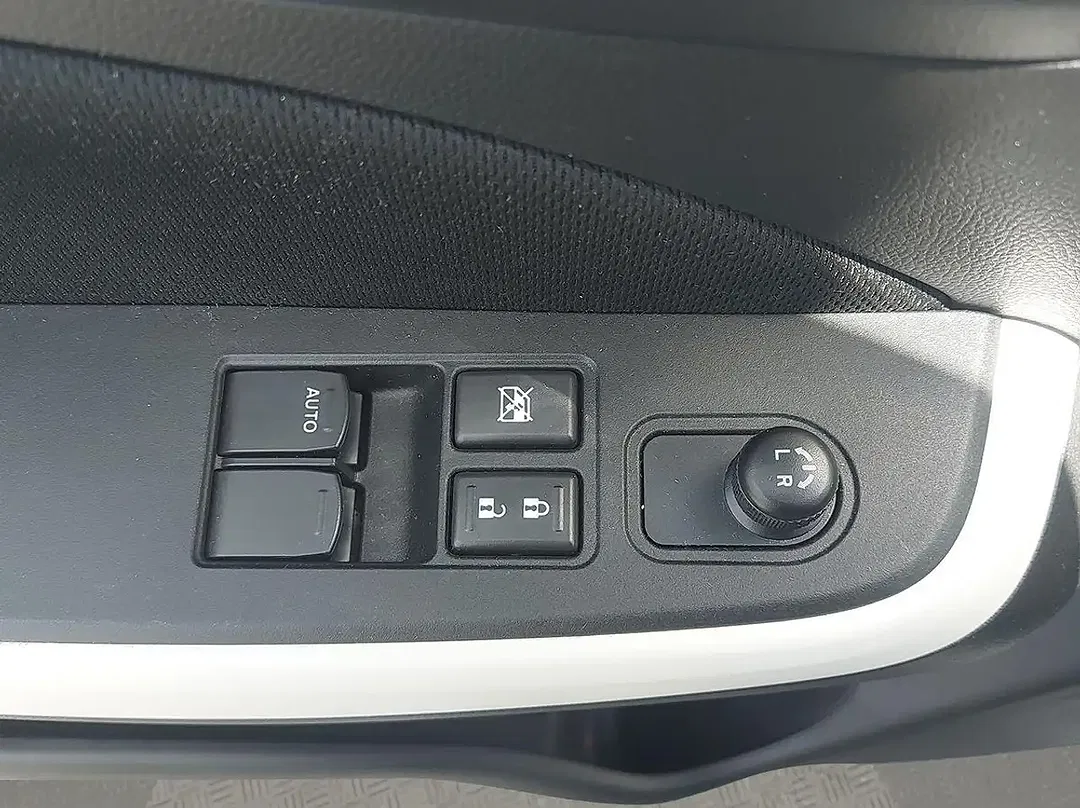 Suzuki Swift - Thumbnail 13