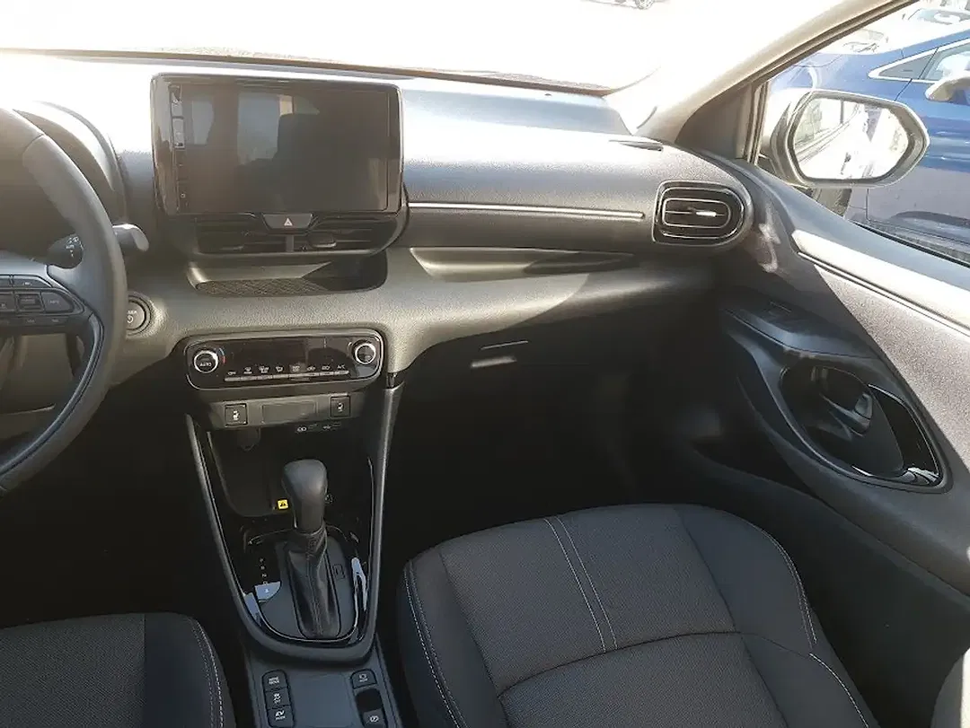 Toyota Yaris - Thumbnail 9