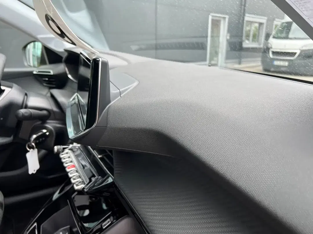 Peugeot 208 - Thumbnail 12