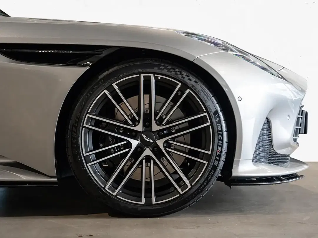Aston Martin DB12 - Thumbnail 4