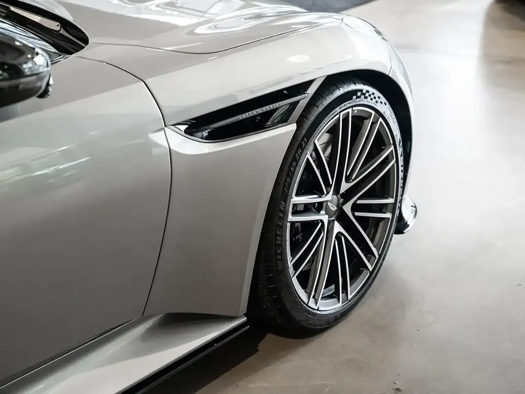 Aston Martin DB12 - Thumbnail 9