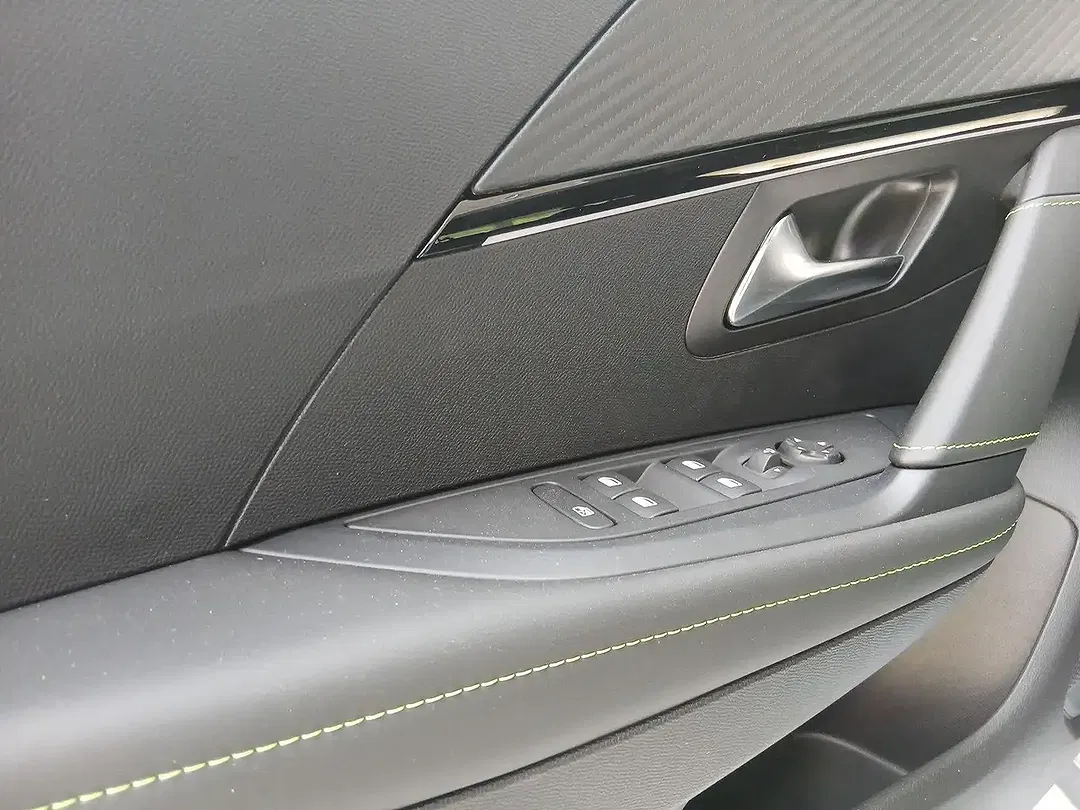 Peugeot 208 - Thumbnail 9