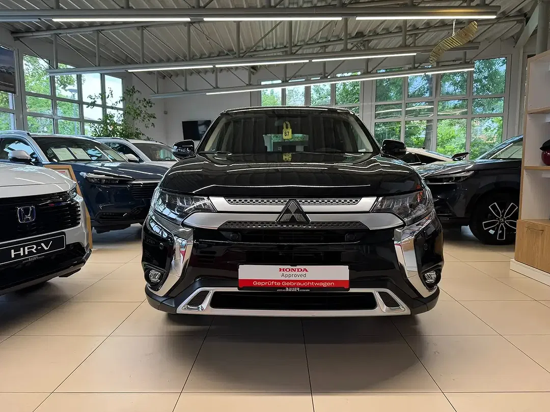 Mitsubishi Outlander - Thumbnail 1