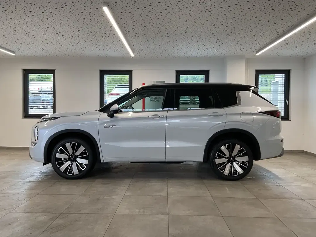 Mitsubishi Outlander - Thumbnail 2
