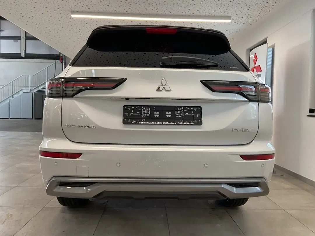 Mitsubishi Outlander - Thumbnail 3