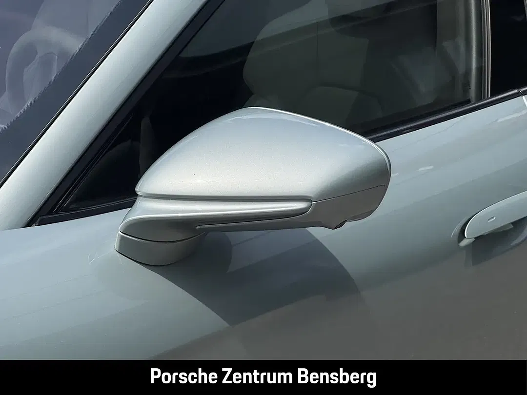 Porsche Taycan - Thumbnail 11