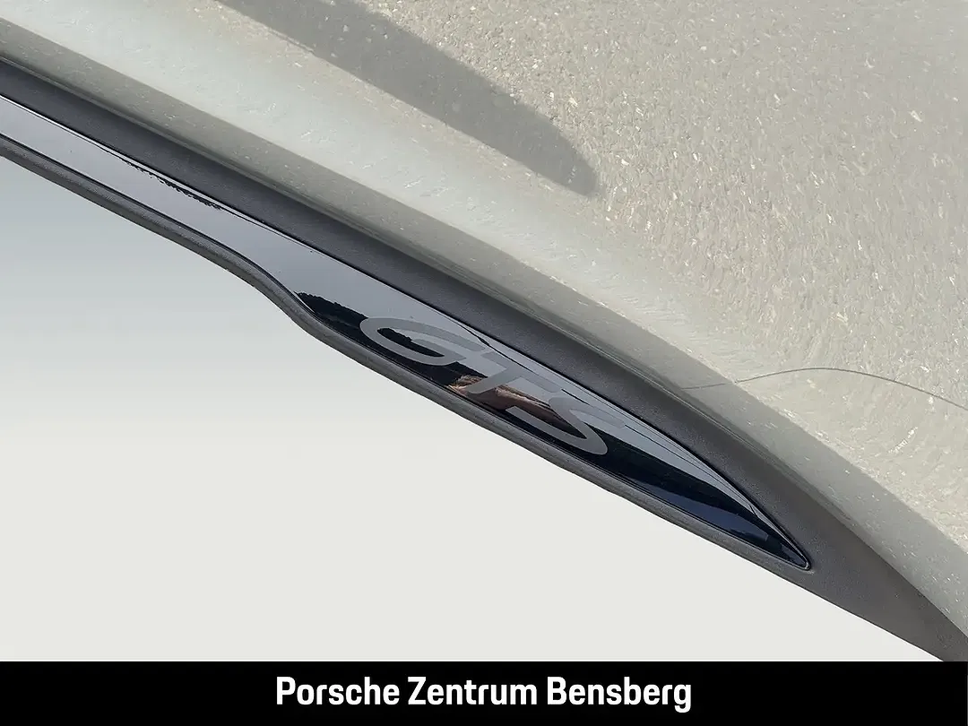 Porsche Taycan - Thumbnail 12