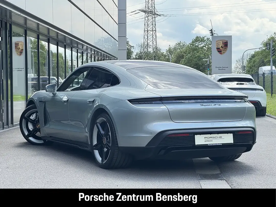 Porsche Taycan - Thumbnail 3