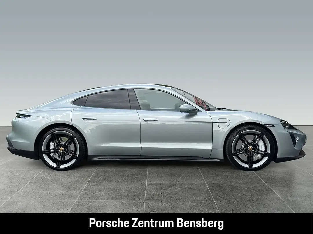 Porsche Taycan - Thumbnail 5