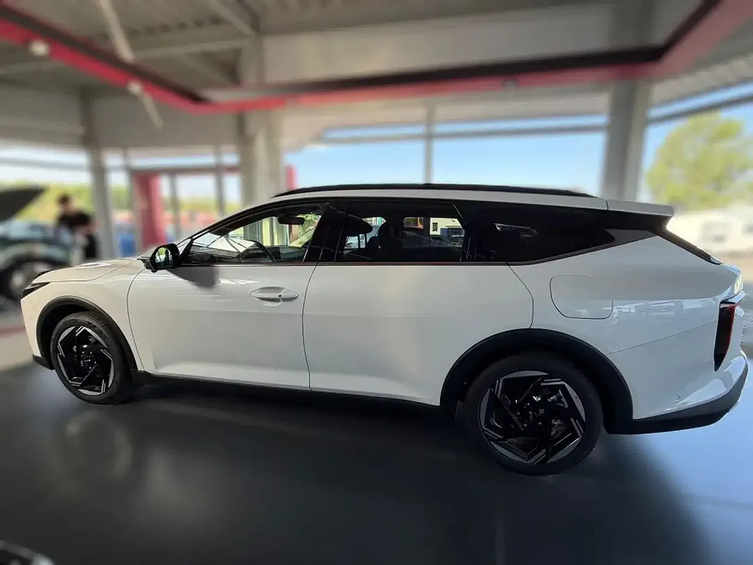 Kia K4 - Thumbnail 3