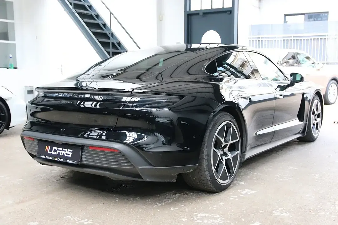 Porsche Taycan - Thumbnail 11