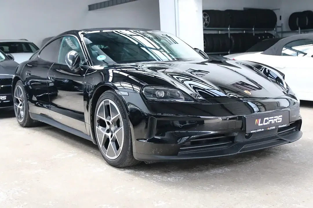 Porsche Taycan - Thumbnail 4