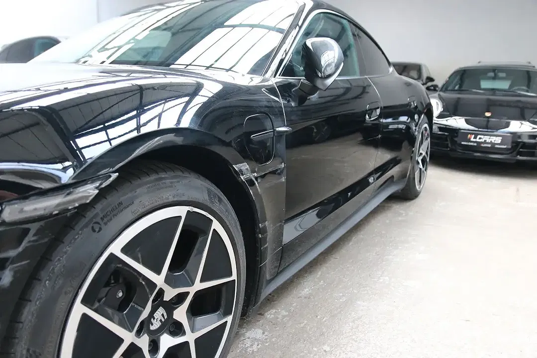 Porsche Taycan - Thumbnail 8