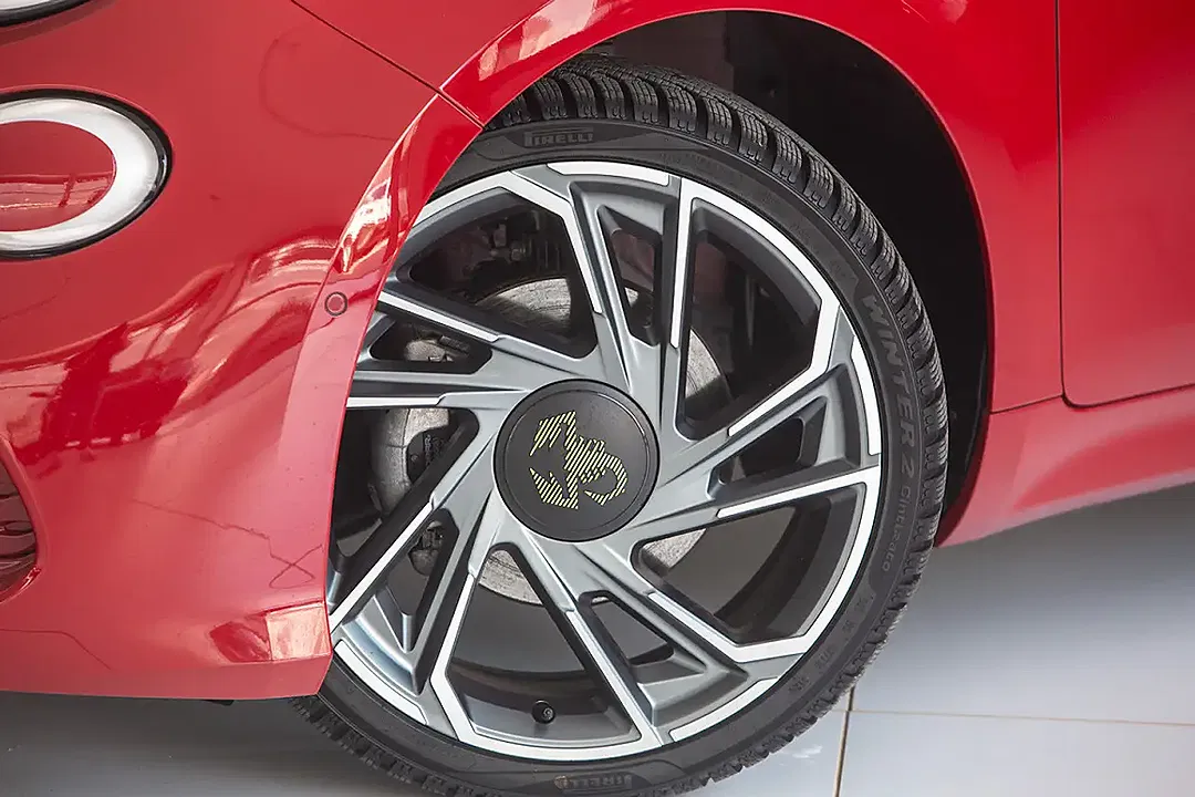 Abarth 500e - Thumbnail 4