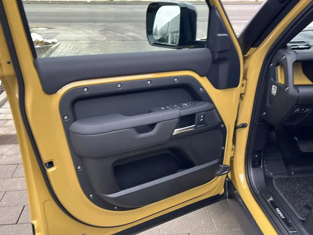 Land Rover Defender - Thumbnail 9