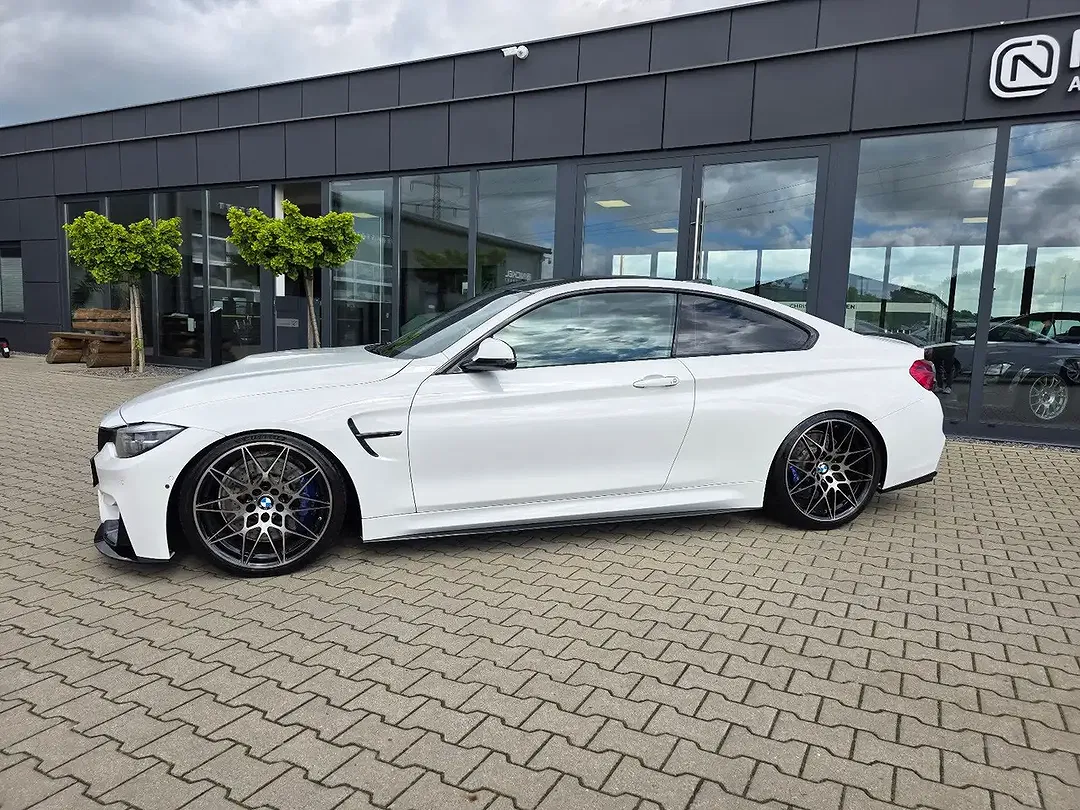 BMW M4 - Thumbnail 11