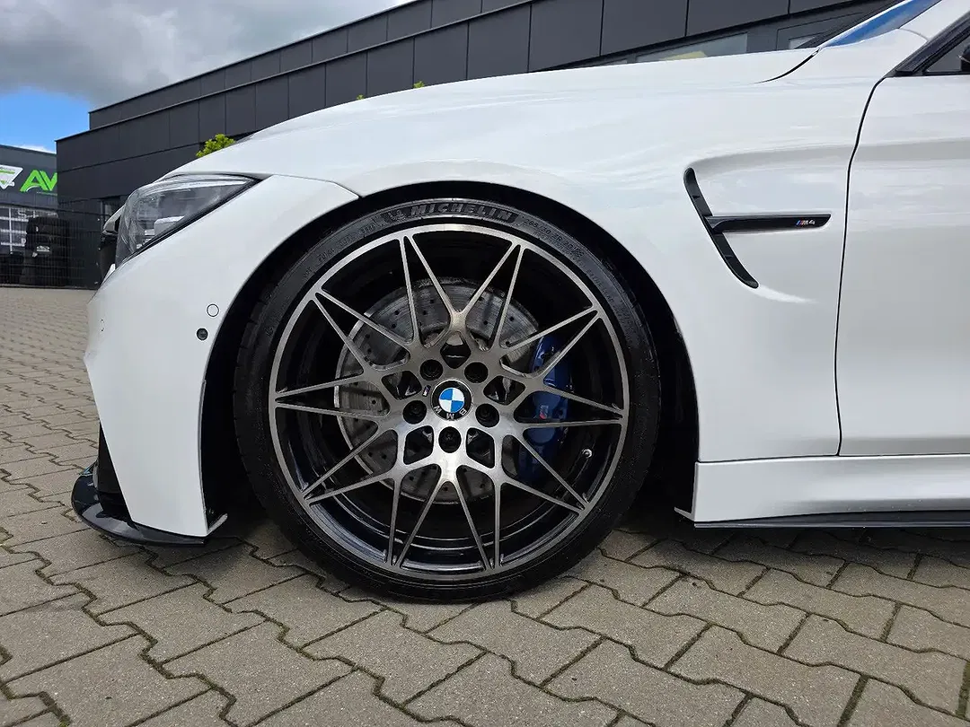 BMW M4 - Thumbnail 12