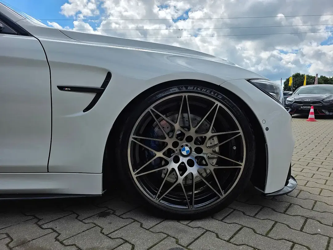 BMW M4 - Thumbnail 13