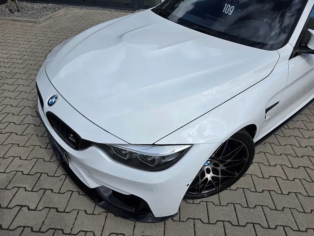BMW M4 - Thumbnail 3