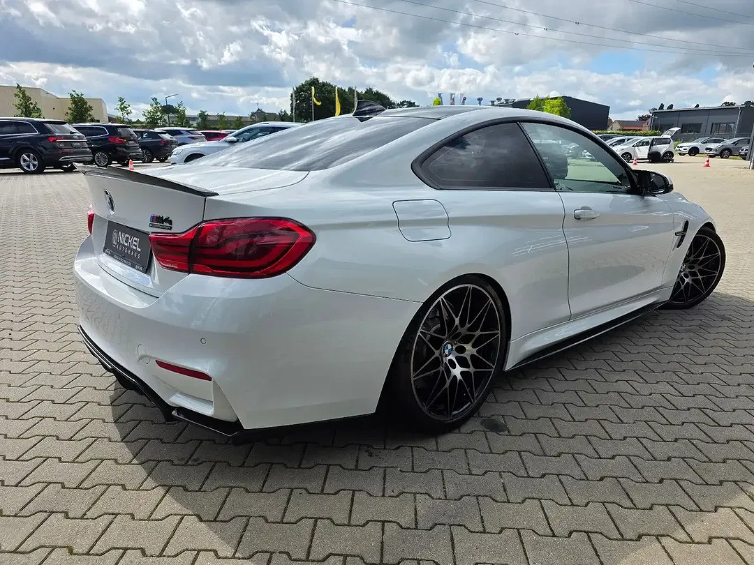 BMW M4 - Thumbnail 4