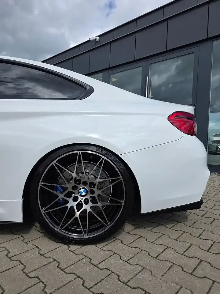 BMW M4 - Thumbnail 6