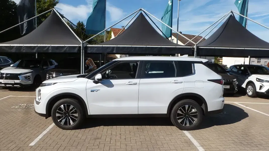 Mitsubishi Outlander - Thumbnail 2