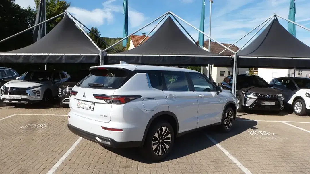 Mitsubishi Outlander - Thumbnail 3