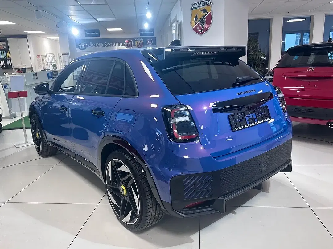 Abarth 600e - Thumbnail 4