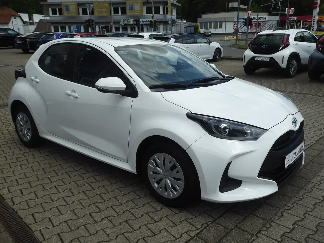 Toyota Yaris - Thumbnail 3
