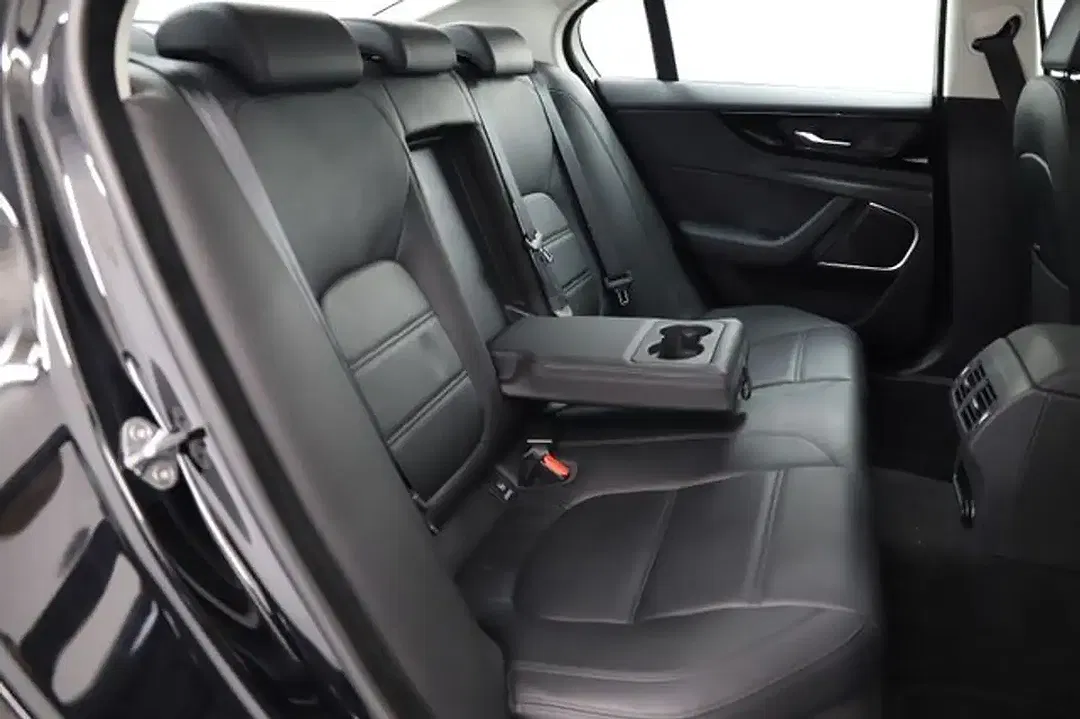 Jaguar XE - Thumbnail 11