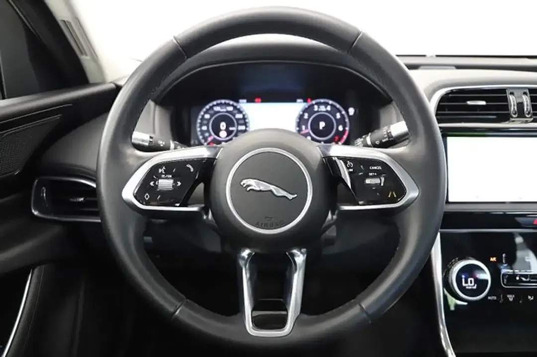 Jaguar XE - Thumbnail 13