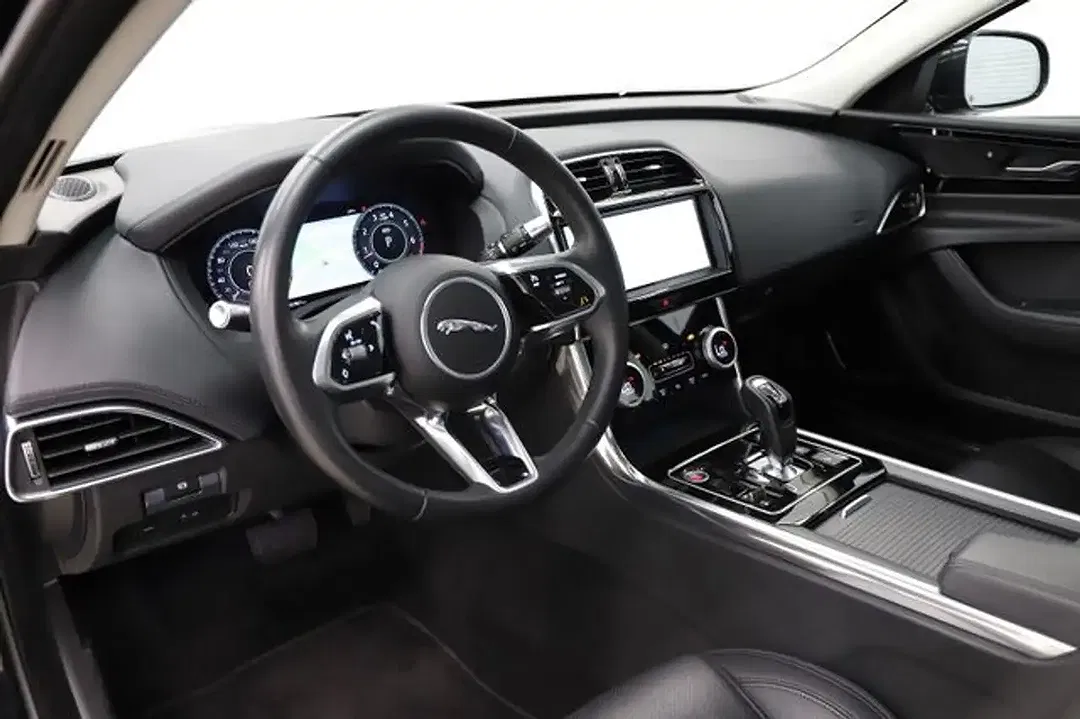 Jaguar XE - Thumbnail 14