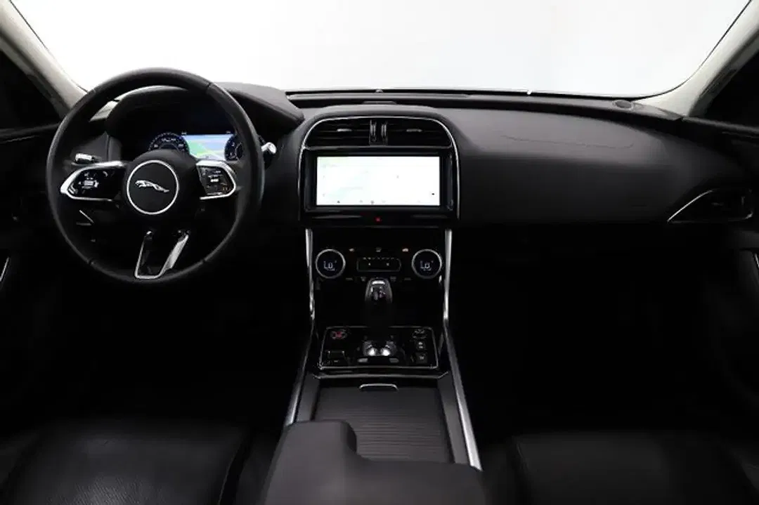 Jaguar XE - Thumbnail 15